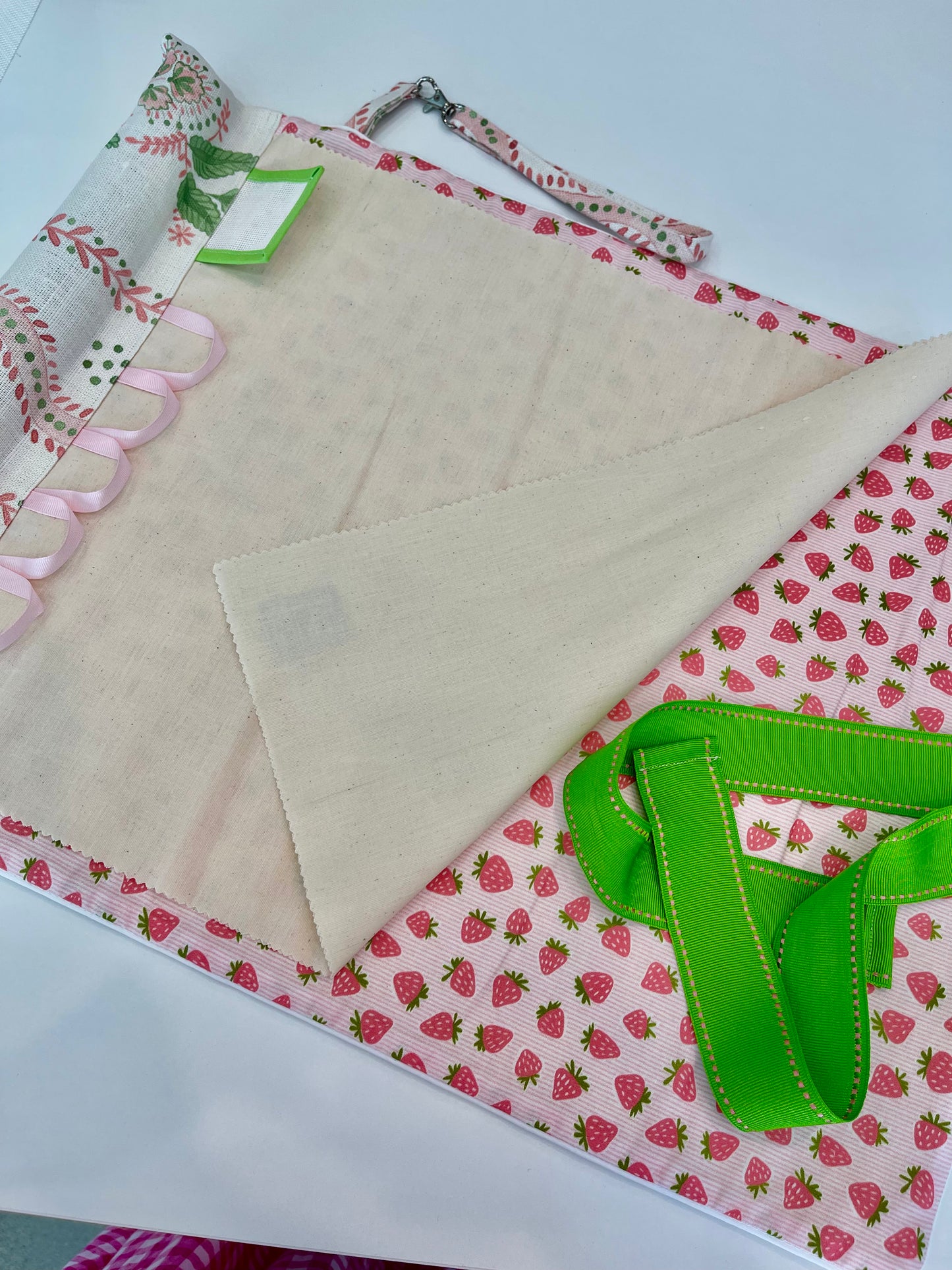 Canvas Roll-Up Pink & Green