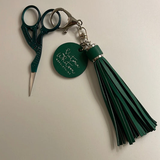 A-VWNScissors with Tassel in Hunter Green