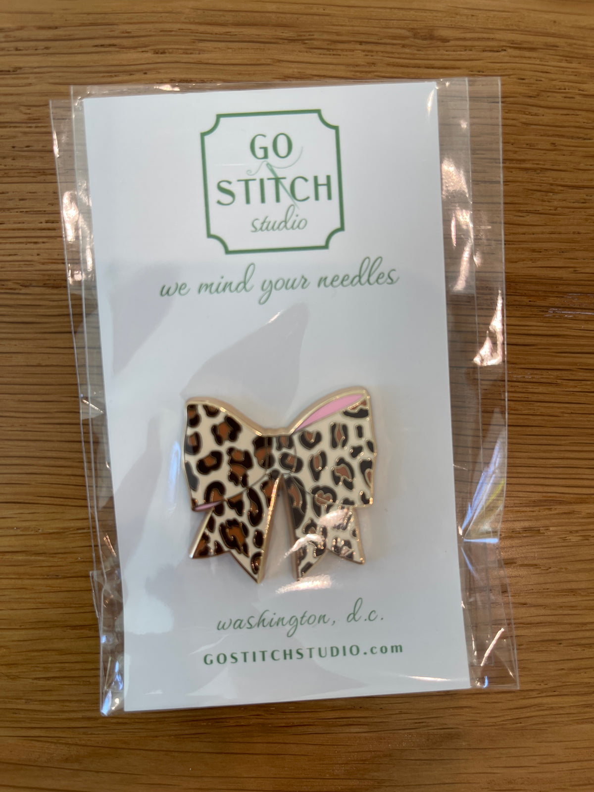 Leopard Bow Needle Minder A-GSSAG