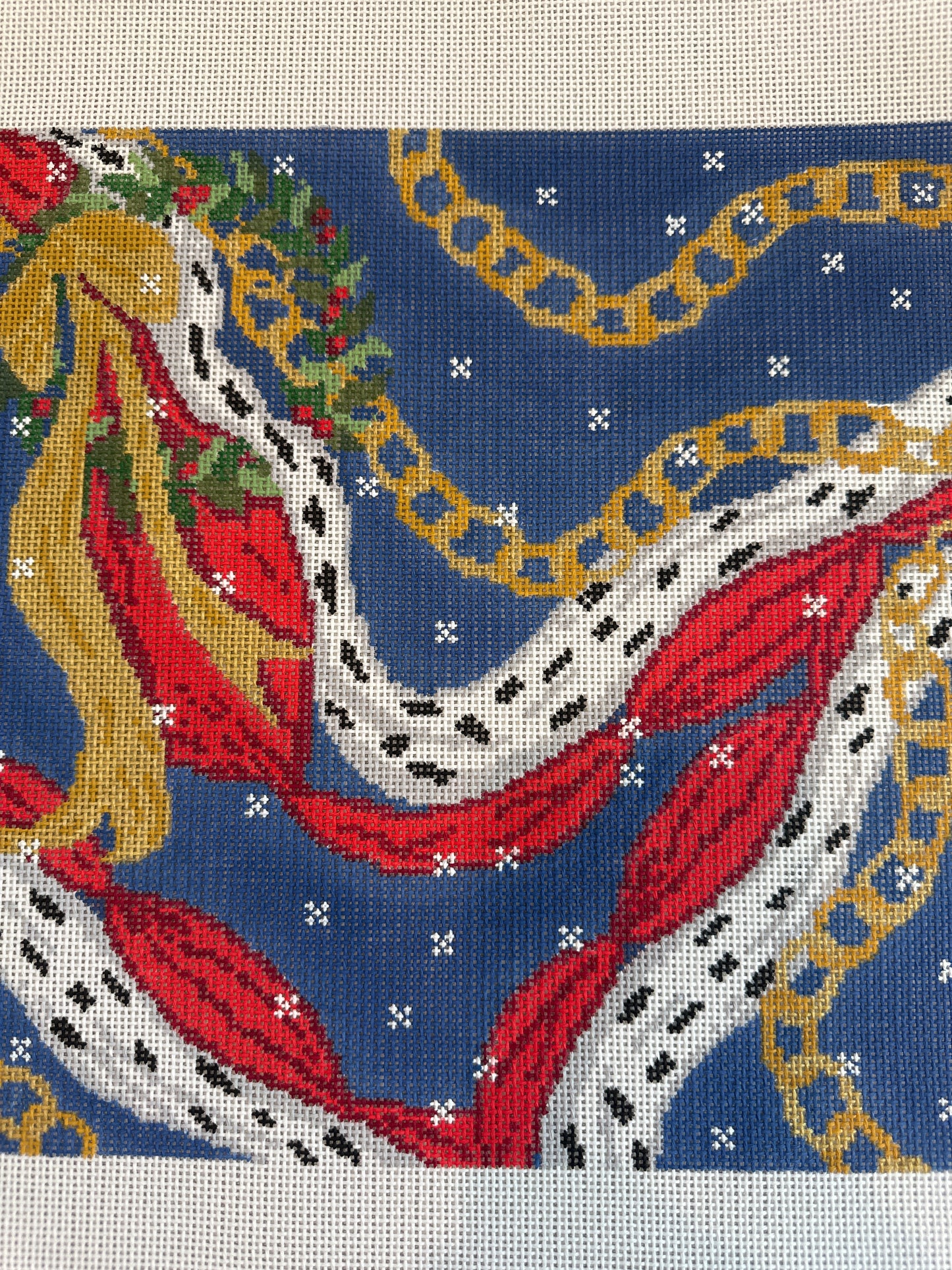 Christmas Pillow with chains and garlands C-KCD455