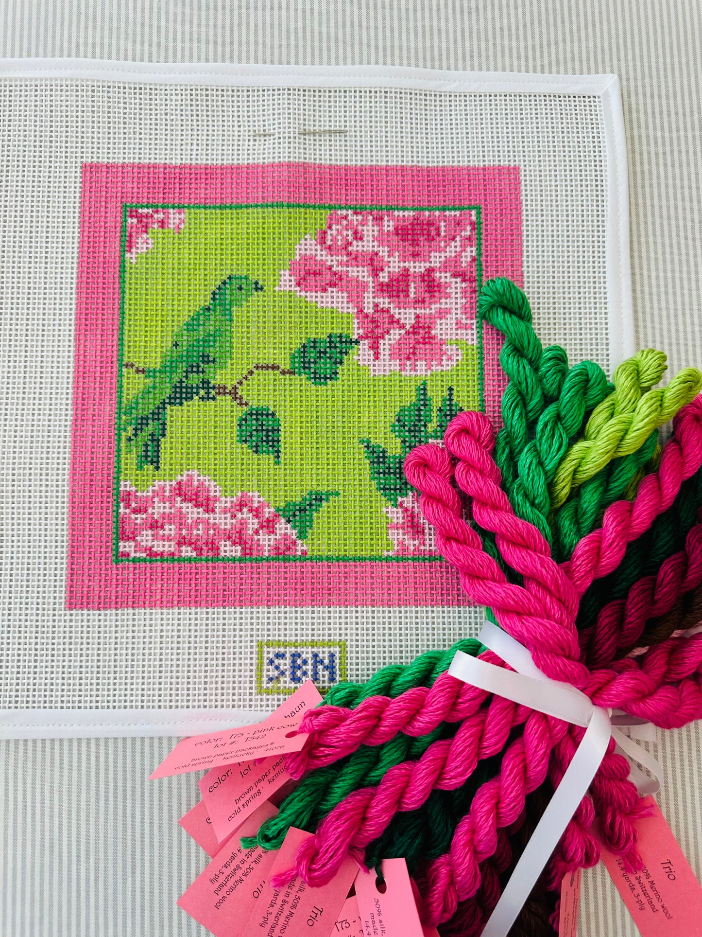 Bird with Peonies 10 mesh with threads TS-SP16